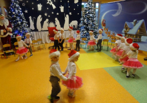 Dzieci w parach tańczą, poruszają się po obwodzie koła.